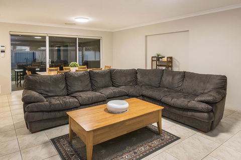 The Oaks - Accommodation Redcliffe 3