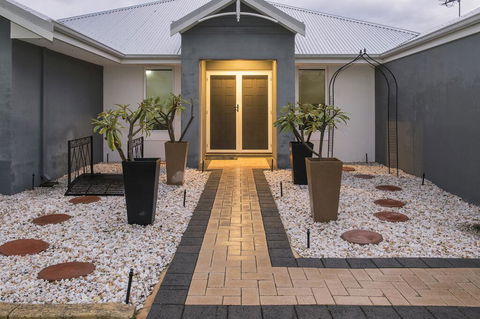 The Oaks - Accommodation Redcliffe 1