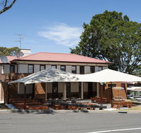 The Oaks Hotel - Accommodation Redcliffe