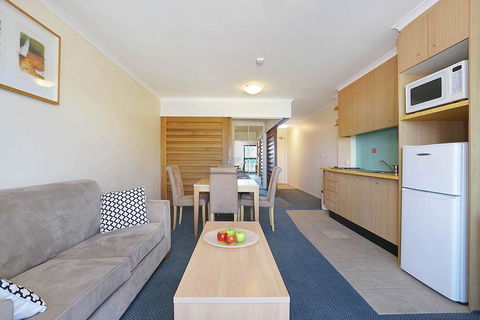 The Oaks Waterfront Resort, Unit 414 - Accommodation Redcliffe 3