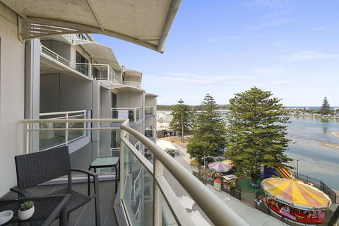 The Oaks Waterfront Resort, Unit 509 - Accommodation Redcliffe 1