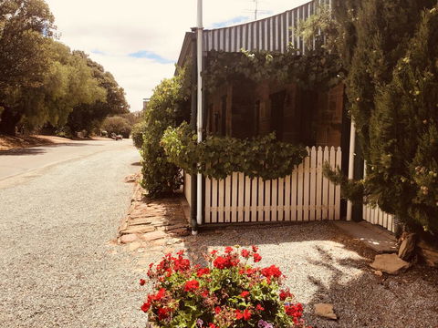 The Olde Devonshire House - Accommodation Redcliffe 0