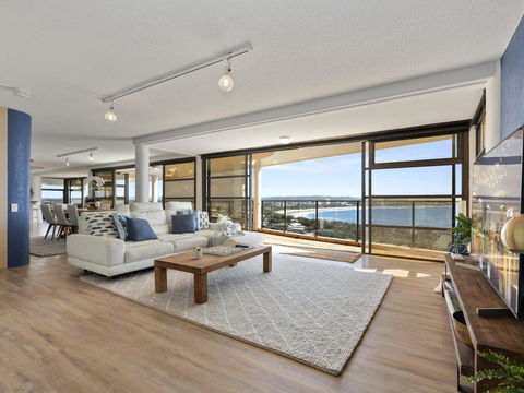 The Penthouse @ Point Cartwright - INSTANT HOTEL WINNER 2019 - Accommodation Redcliffe 0