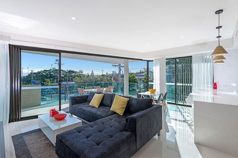 The Princess Of Bulimba - Executive 3BR Bulimba Apartment With Large Balcony Next To Oxford St - Accommodation Redcliffe 0