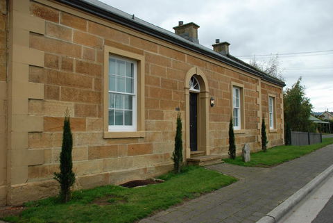 The Red Feather Inn - Accommodation Redcliffe 1