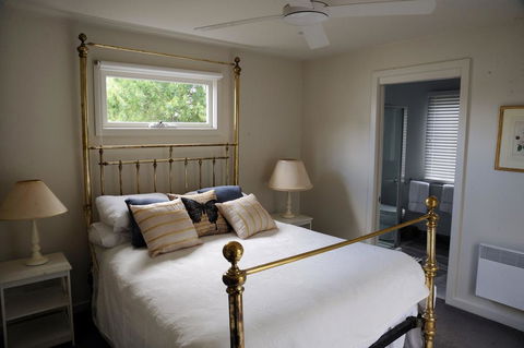 The Red Feather Inn - Accommodation Redcliffe 0