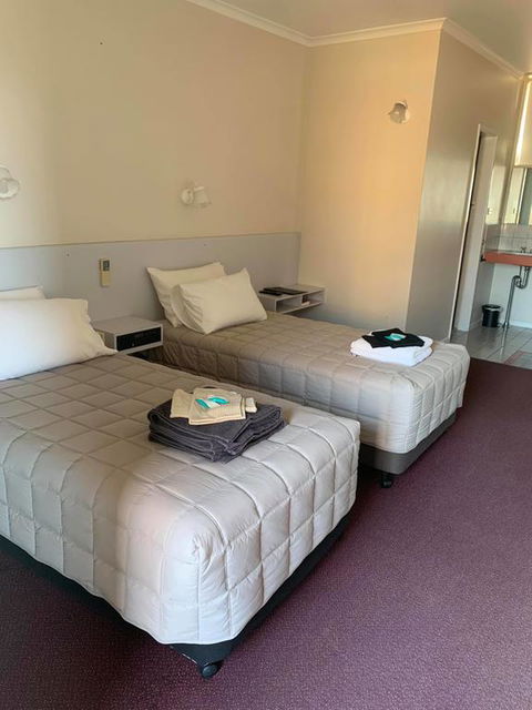 The Royal Motel - Accommodation Redcliffe 1