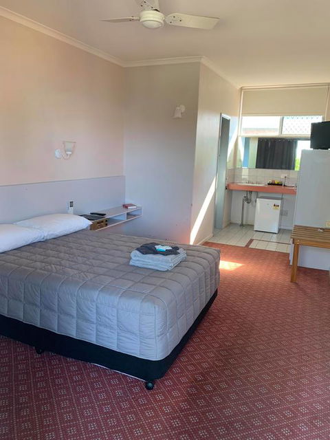 The Royal Motel - Accommodation Redcliffe 0