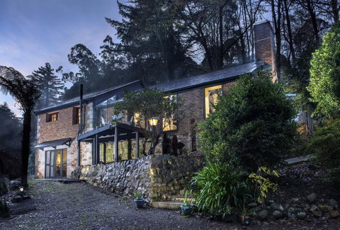 The Stone On The Hill - 3 Bedroom House - Accommodation Redcliffe 0