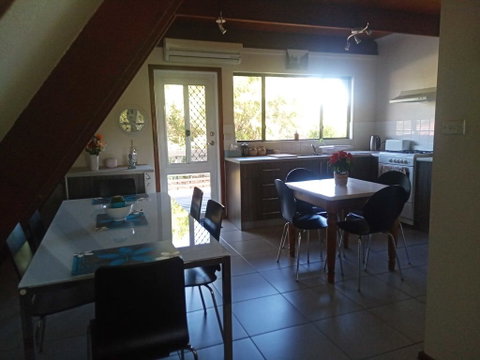 The Treehouse Mandurah - Accommodation Redcliffe 3