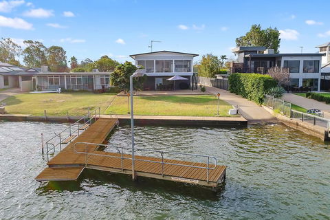 The View - Accommodation Redcliffe 2