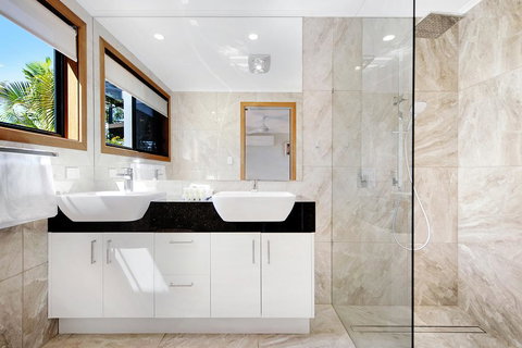 THE VIEW, TUGUN - 4 Bedrooms - Sea Views - Private Heated Pool - Accommodation Redcliffe 2