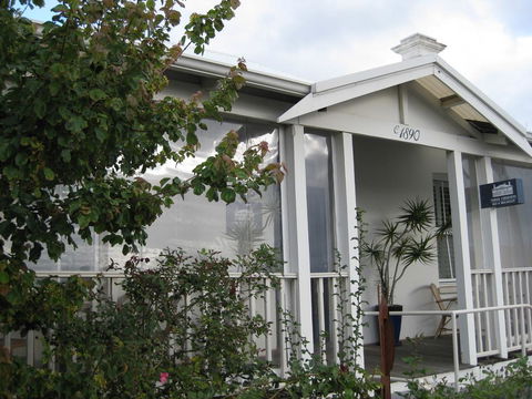 Three Chimneys Bed And Breakfast Boutique Guest House - Accommodation Redcliffe 0