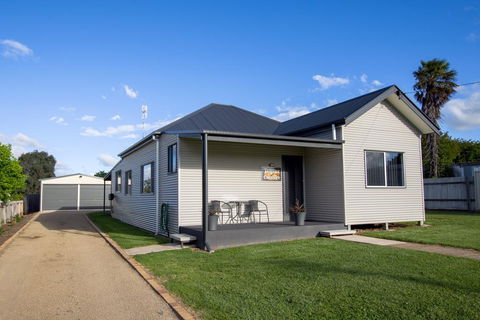 Topaz Cottage - Accommodation Redcliffe 0