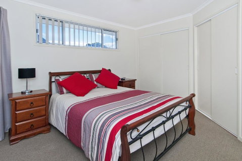 TOPVIEWS - 15Second Av BH - Accommodation Redcliffe 3