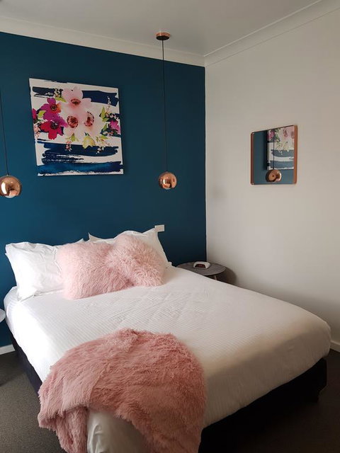 Town House Motor Inn Young - Accommodation Redcliffe 0