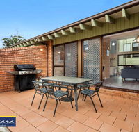 Townhouse 9 'Bay Parklands' 2 Gowrie Ave - pool views  tennis court - Accommodation Redcliffe
