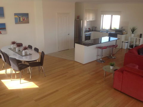 Townhouse Chapel Street - Accommodation Redcliffe 1