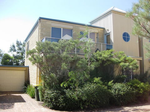 Townhouse On Osbourne - Accommodation Redcliffe 3