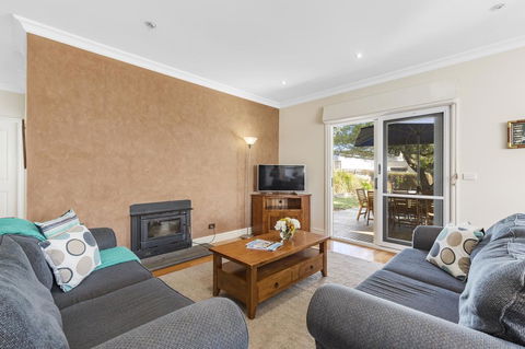 Tranquility In Cowes - Pets, Fireplace, WiFi, Linen, 350m Beach, 4 Bdrms - Accommodation Redcliffe 1