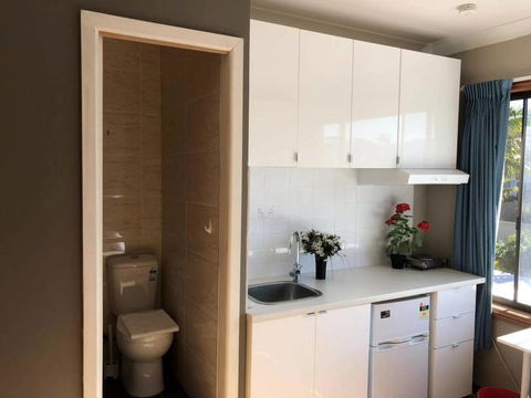 Traveler's Affordable Studio Unit (Beverly Hills) - Accommodation Redcliffe 0
