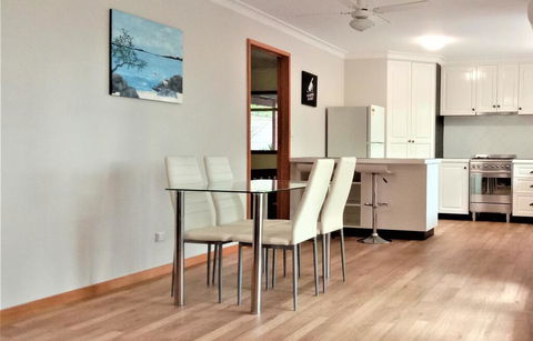 Treetops Hideaway - Accommodation Redcliffe 2