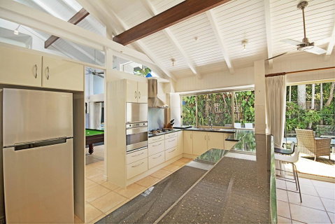 Tropical 5 Bedroom Family Getaway In Noosa Heads - Accommodation Redcliffe 3
