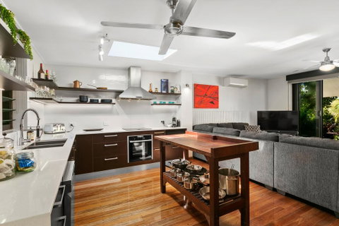 Tropical House, Pool And Extra Bungalow, 4 Bedrooms - Accommodation Redcliffe 3