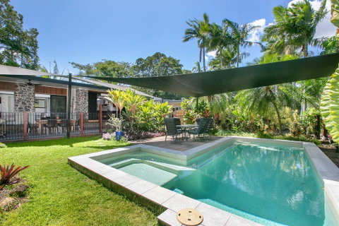 Tropical House, Pool And Extra Bungalow, 4 Bedrooms - Accommodation Redcliffe 0