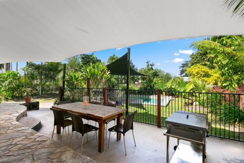 Tropical House, Pool And Extra Bungalow, 4 Bedrooms - Accommodation Redcliffe 2
