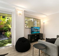 Tropical Townhouse With Two Courtyards and Pool - Accommodation Redcliffe