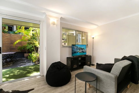 Tropical Townhouse With Two Courtyards And Pool - Accommodation Redcliffe 0