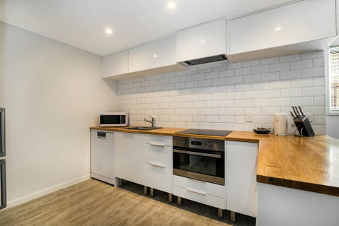 Tropical Townhouse With Two Courtyards And Pool - Accommodation Redcliffe 3