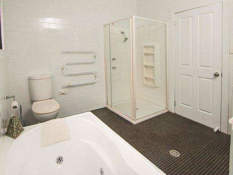 Tuppy's On The Lake - Accommodation Redcliffe 3