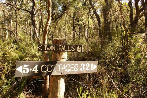 Twin Falls Bush Cottages - Accommodation Redcliffe 3