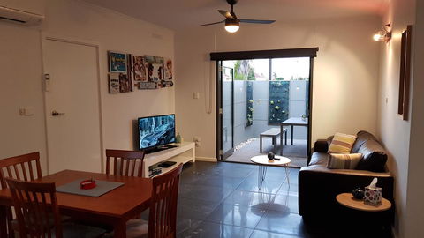 Two Bedroom Garden Apartment - Accommodation Redcliffe 2