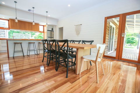 Two Oaks - Accommodation Redcliffe 2
