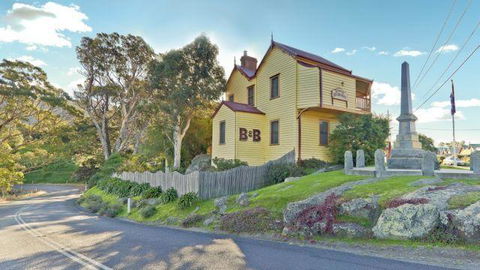 Two Story Bed And Breakfast - Accommodation Redcliffe 0