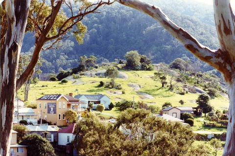 Two Story Bed And Breakfast - Accommodation Redcliffe 2