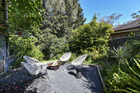 UMINA BEACH KOKOMO- Walk To The Beach, FAMILY And PET FRIENDLY Set Of 3 Vintage Original Holiday Flats & Vintage Caravan And Bat - Accommodation Redcliffe 3