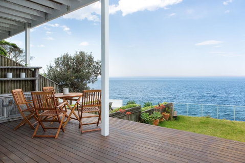Unbelievable Clifftop Townhouse With Ocean Views - Accommodation Redcliffe 0