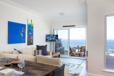 Unbelievable Clifftop Townhouse With Ocean Views - Accommodation Redcliffe 1