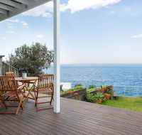 Unbelievable Clifftop Townhouse with Ocean Views - Accommodation Redcliffe