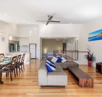Unit 1 Rainbow Surf - Modern two storey townhouse with large shared pool close to beach and shop - Accommodation Redcliffe