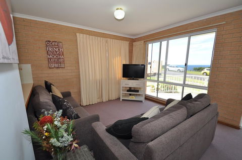 Unit 1, Countess Court - Accommodation Redcliffe 2