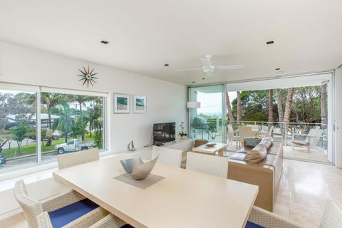Unit 105 Plantation - Rainbow Beach, Plantation Resort, Second Floor, Aircon, Pool, Spa - Accommodation Redcliffe 2
