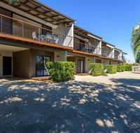 Unit 2 Rainbow Surf - Modern double storey townhouse with large shared pool close to beach and shops - Accommodation Redcliffe