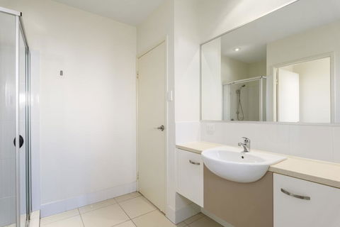 Unit 2 Rainbow Surf - Modern, Double Storey Townhouse With Large Shared Pool, Close To Beach And Shops - Accommodation Redcliffe 3