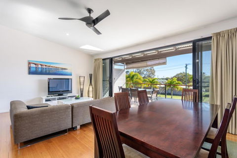 Unit 3 Rainbow Surf - Modern, Double Storey Townhouse With Large Shared Pool, Close To Beach And Shop - Accommodation Redcliffe 0