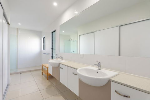 Unit 3 Rainbow Surf - Modern, Double Storey Townhouse With Large Shared Pool, Close To Beach And Shop - Accommodation Redcliffe 1